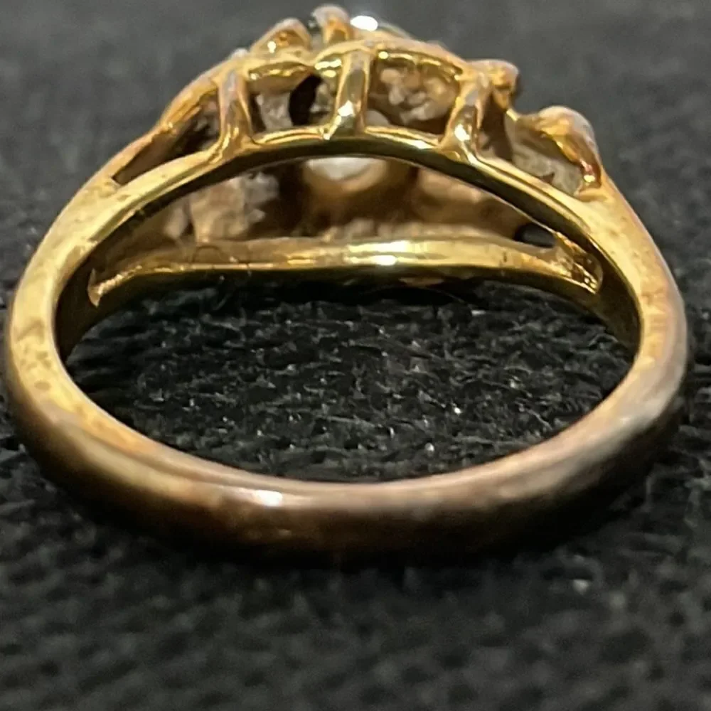 Beautiful Ring With White Gems
